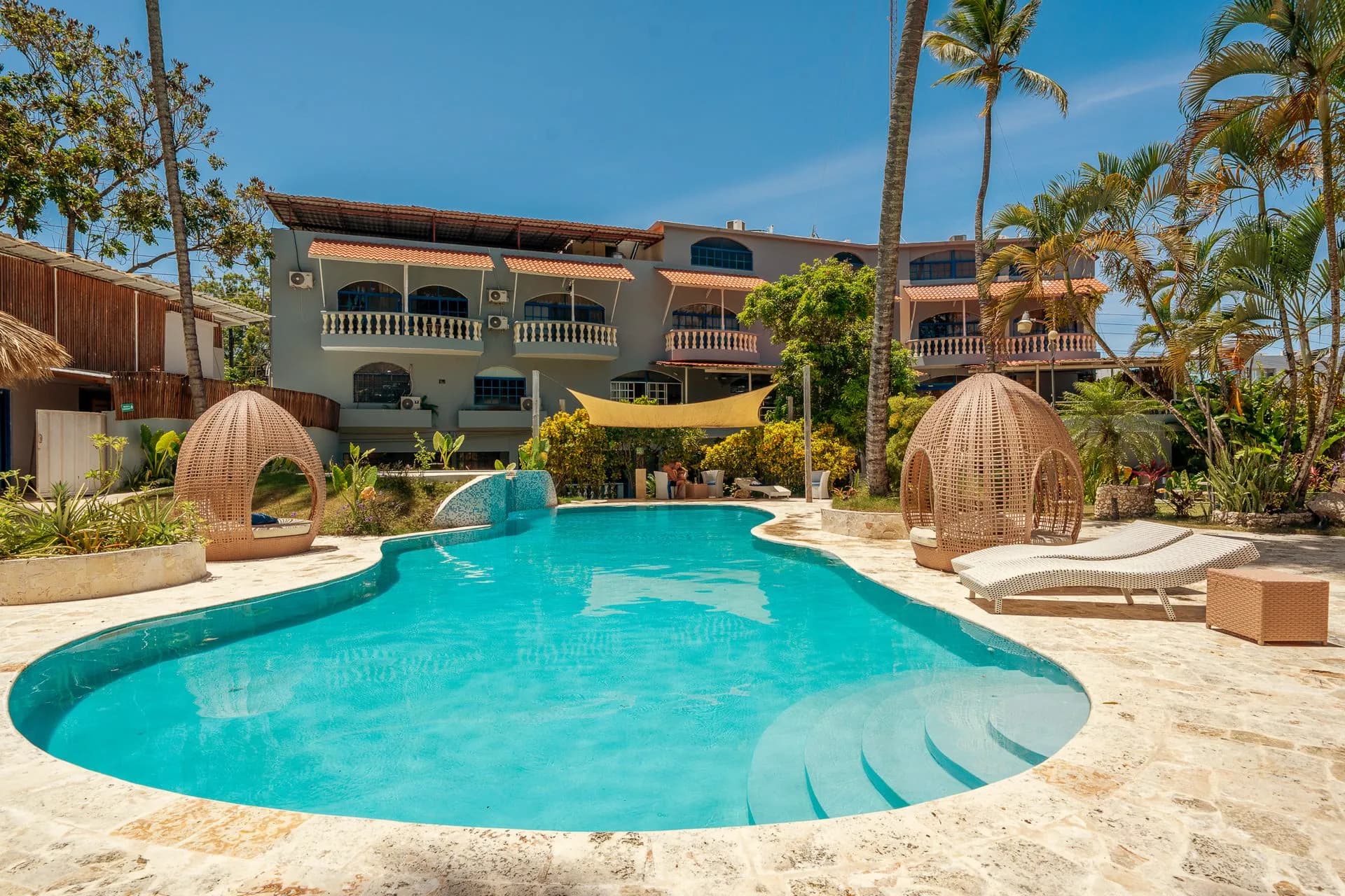 Hotel Kaoba — Pool and hotel building
