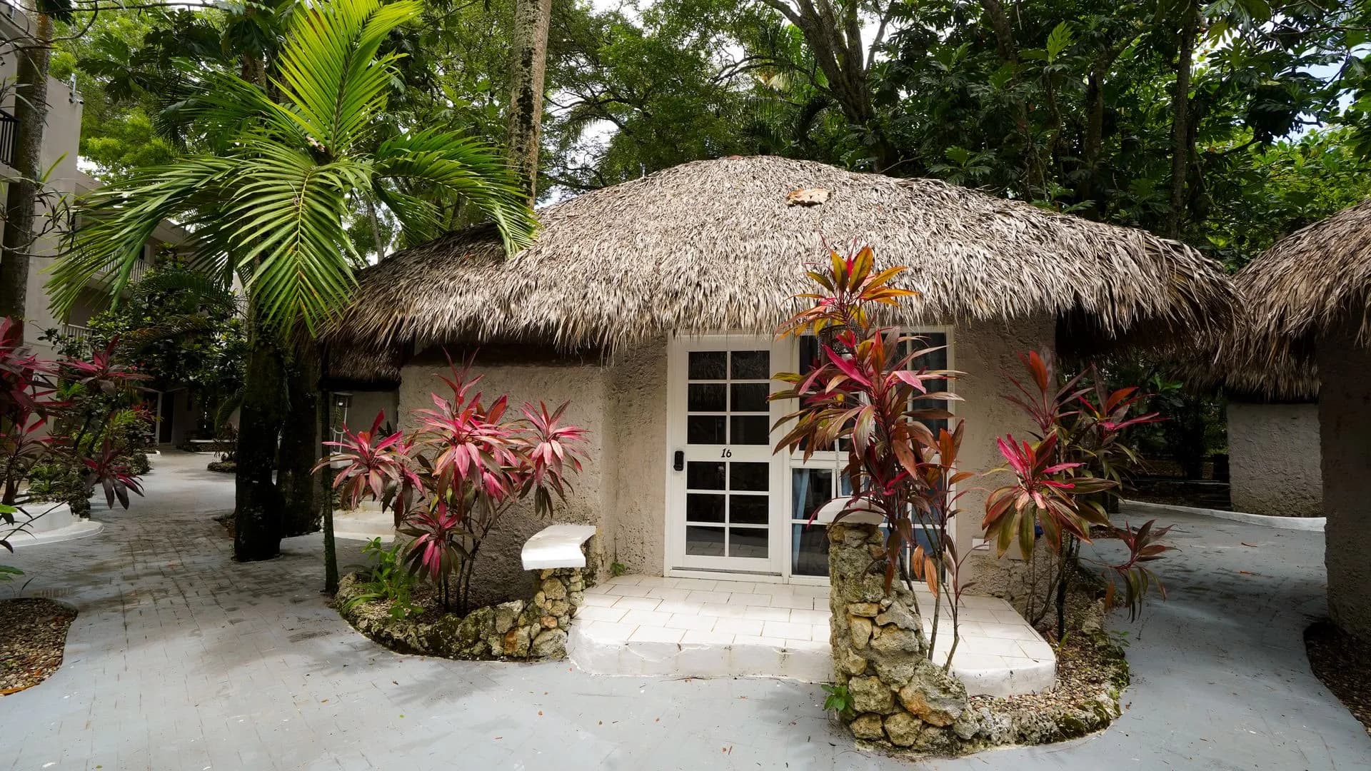 Hotel Kaoba — Thatched bungalows